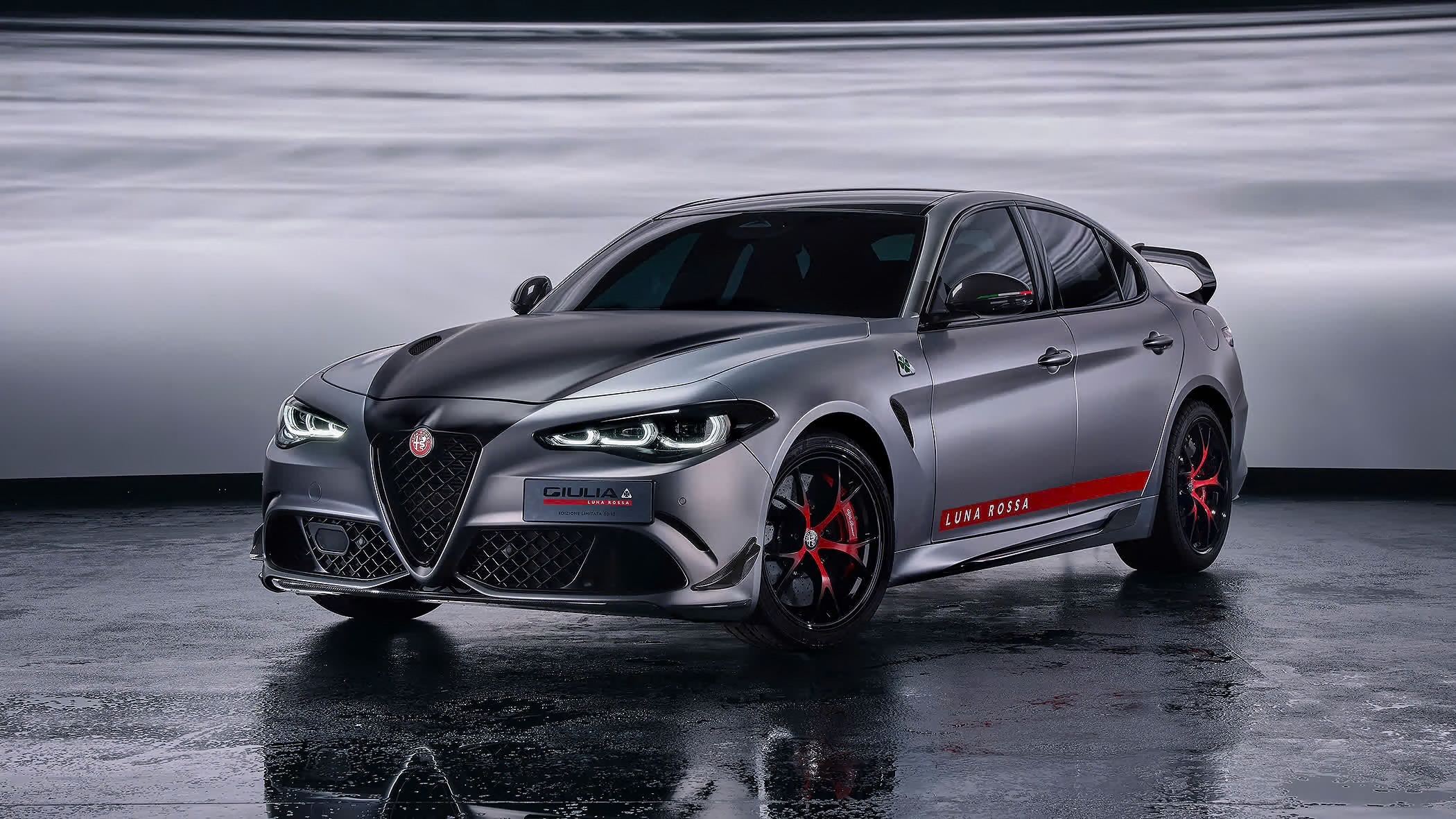 阿尔法罗密欧朱丽叶四叶草之“红月亮”。限10辆，以美洲杯帆船赛一支著名队伍命名。