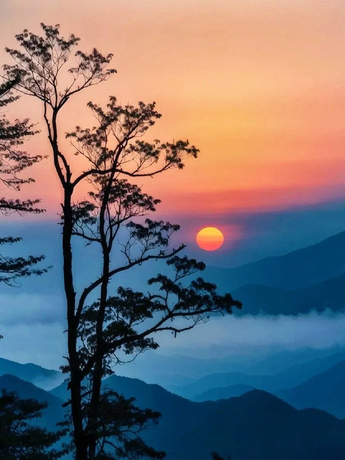 “晚霞穿云过，晨晖破雾开”  