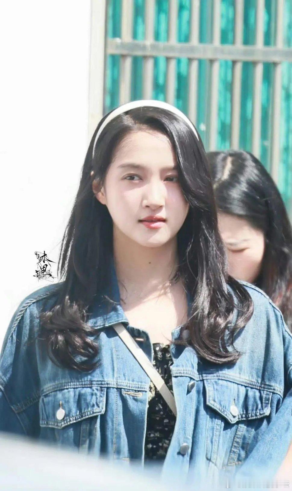 姐，你也少吃点吧。。。 ​​​