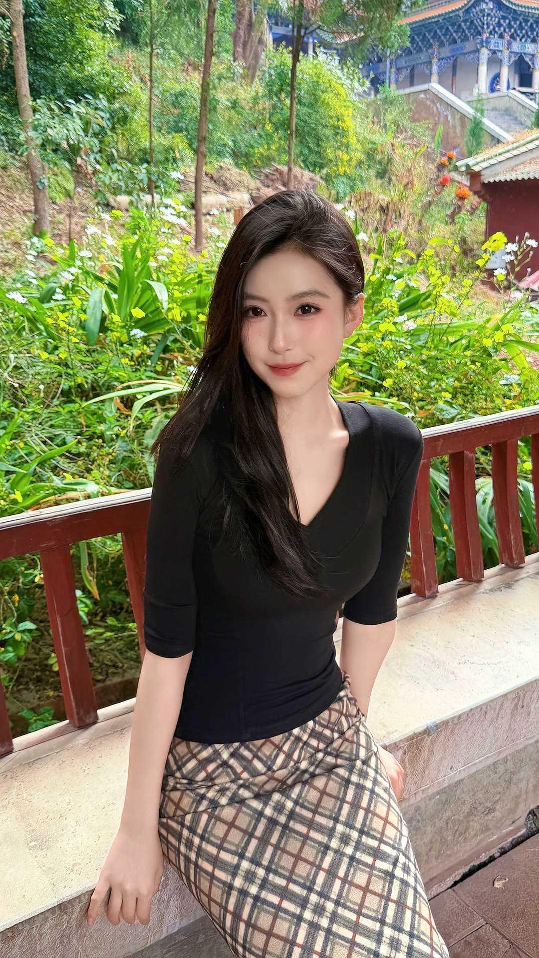 知性美女穿搭分享知性简约穿搭，高级感拉满黑。如图所示，V领中袖针织衫，勾勒流畅线