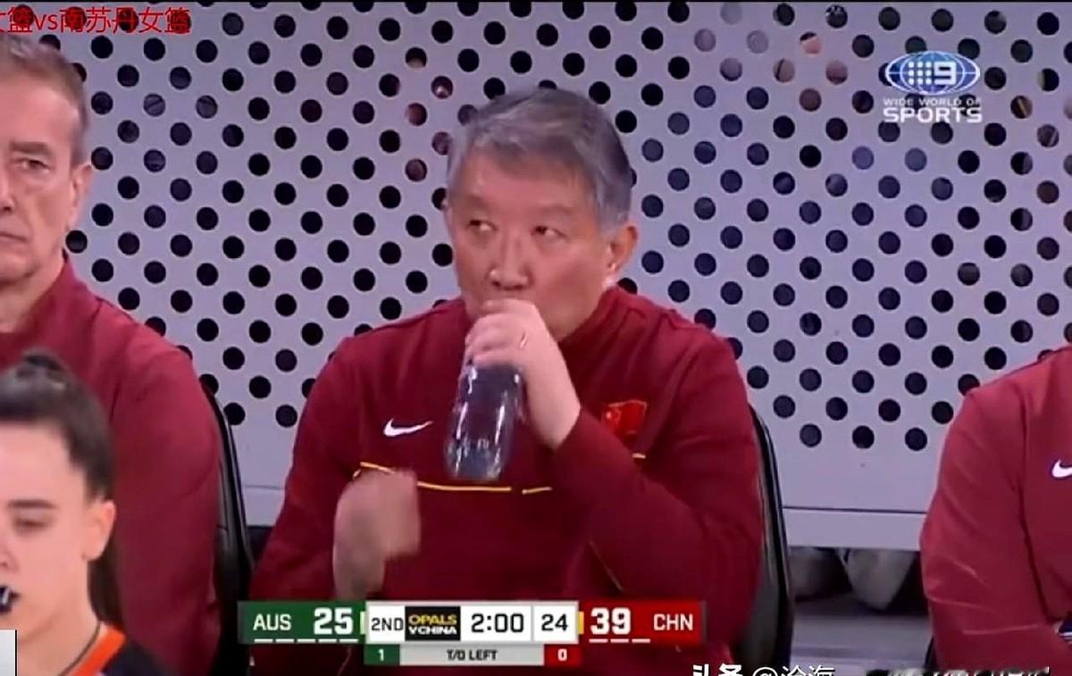 上半场比赛中国女篮以
罗欣棫直接站出来扛起得分重任，张子宇和刘禹彤在篮下稳稳地收