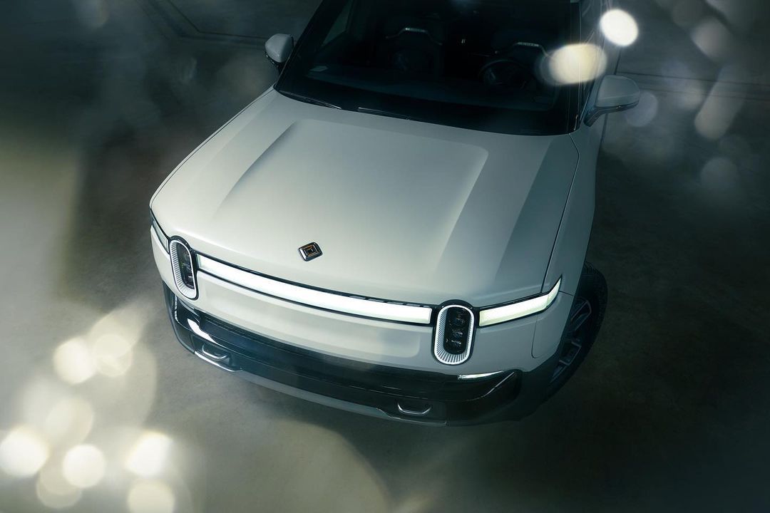 3月19日，电动汽车制造商Rivian与全球出行平台Uber宣布达成战略合作伙伴