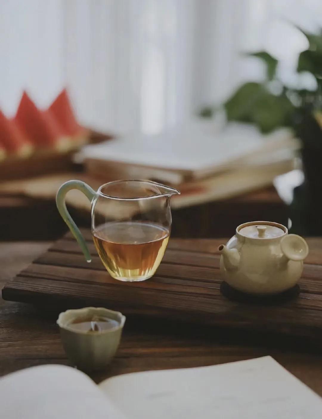 一日一茶， 
与茶相伴， 
日子都泡在茶里过， 
这大概就是形容爱茶之人的生活状