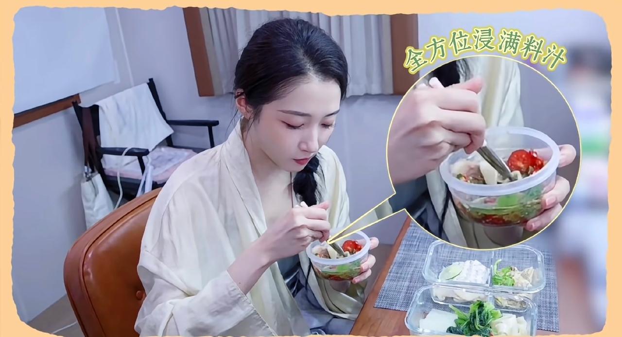 吃自己的水煮菜都吃出了仪式感！暂且不说蘸料都认认真真配比，搅拌的时候全神贯注，像