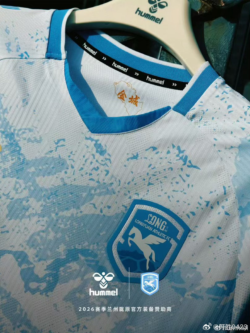 上赛季甘肃陇原竞技的球衣就很好看，但是多少会让人觉得有些山寨的感觉，本赛季的，更