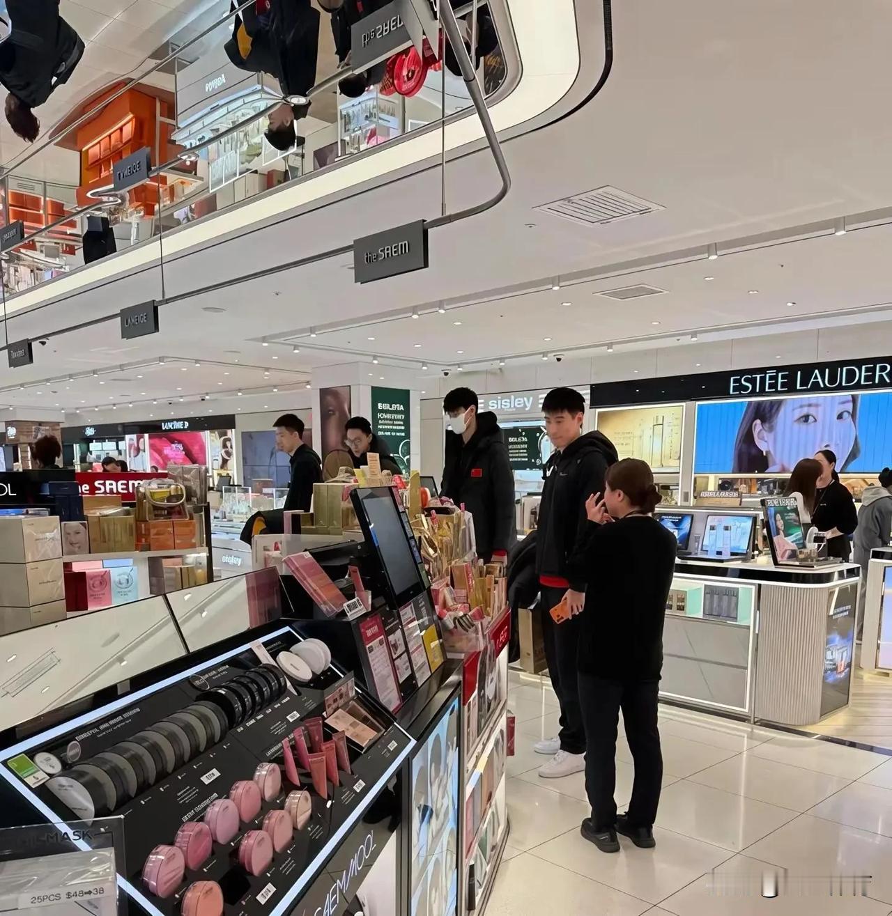 曝中国男篮输球后免税店购物！

昨晚，中国男篮客场大比分不敌韩国后，有网友拍摄到