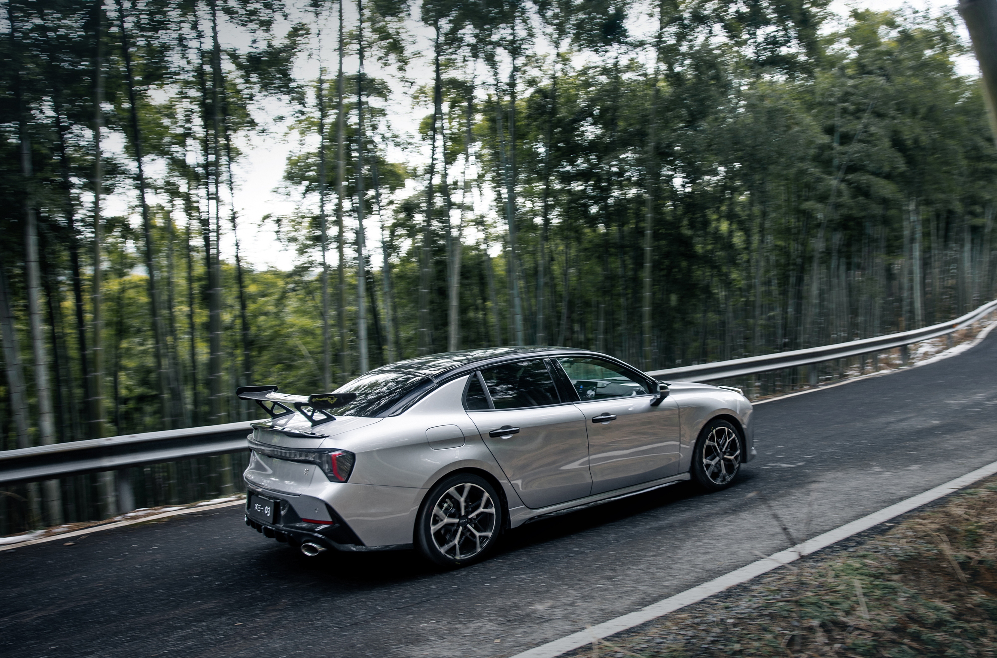 这届年轻人选车都看中什么03TCR赛车作为赛车场上的传奇王者，它的赛道基因在民用