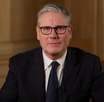 英国首相斯塔默今天发文说："今日凌晨，我下令我国武装部队拦截一艘试图穿越英吉利海