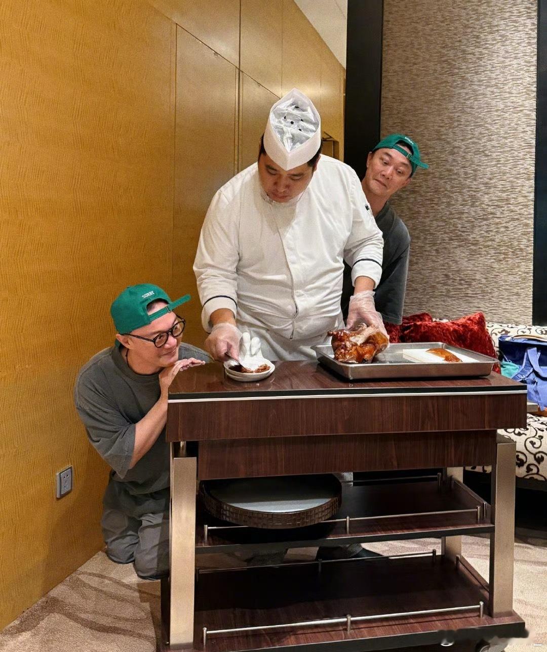 陈奕迅凌晨去北京吃烤鸭陈奕迅美食绝缘体了，应该给他喝老北京豆汁[笑cry][笑c