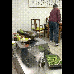 这设备炒出来的菜味道应该不错的吧