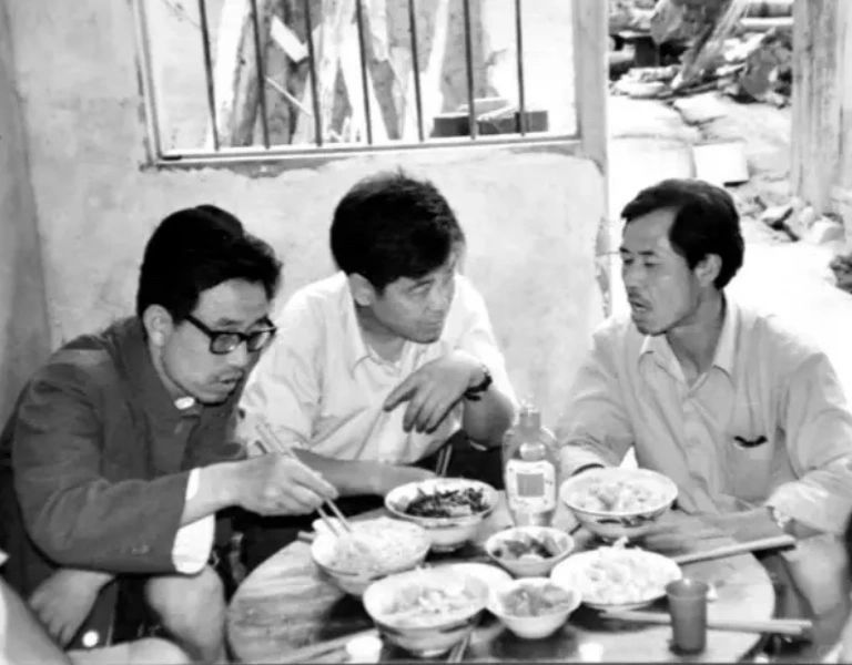陈忠实构思《白鹿原》花了两年。他先把故事里的人物事迹捋了个遍，又跑了蓝田、长安、...