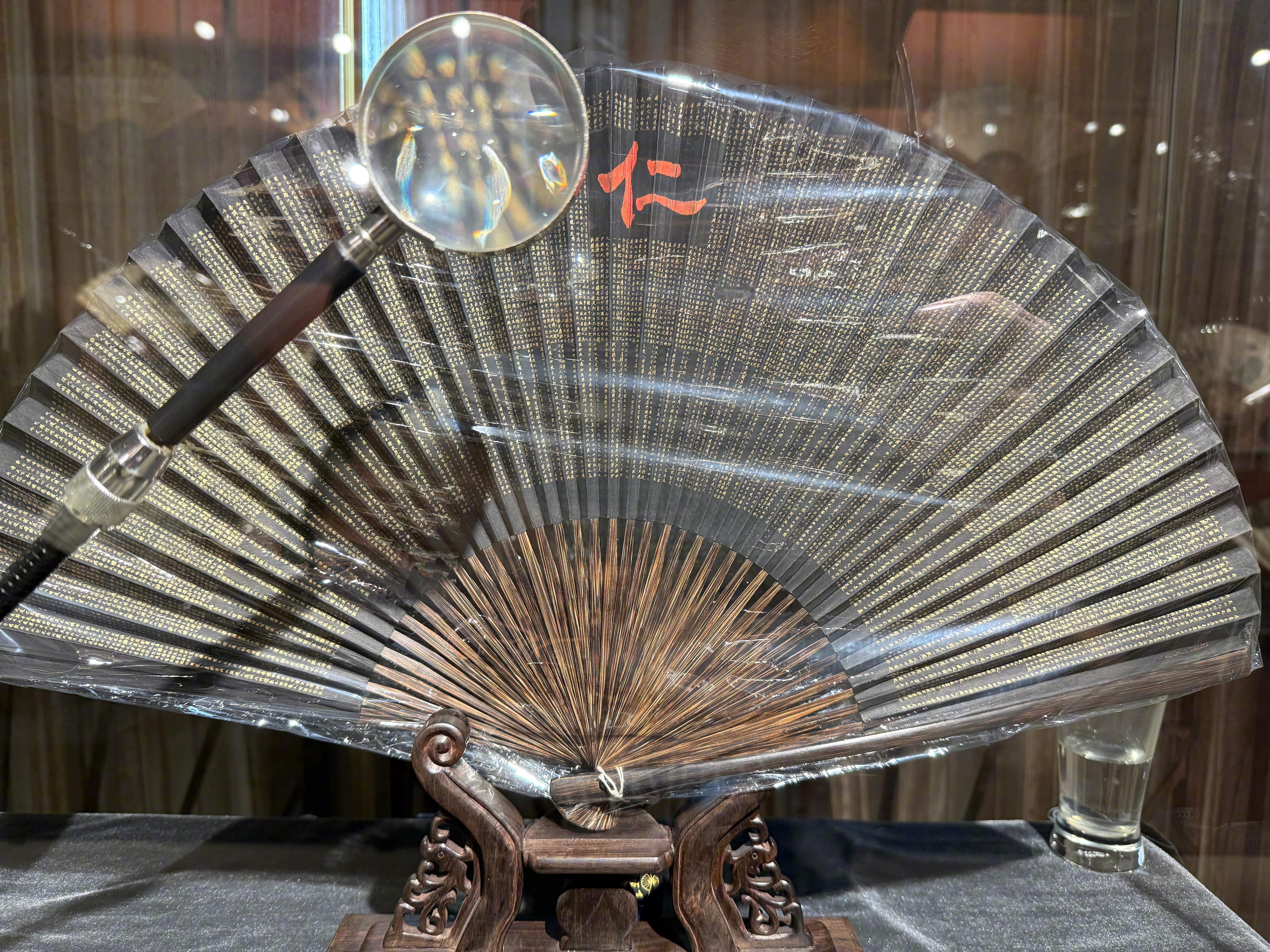 非遗的魅力着实令人惊叹，就拿这小小的折扇来说，其上竟能手写下诸多文字。更为难得的