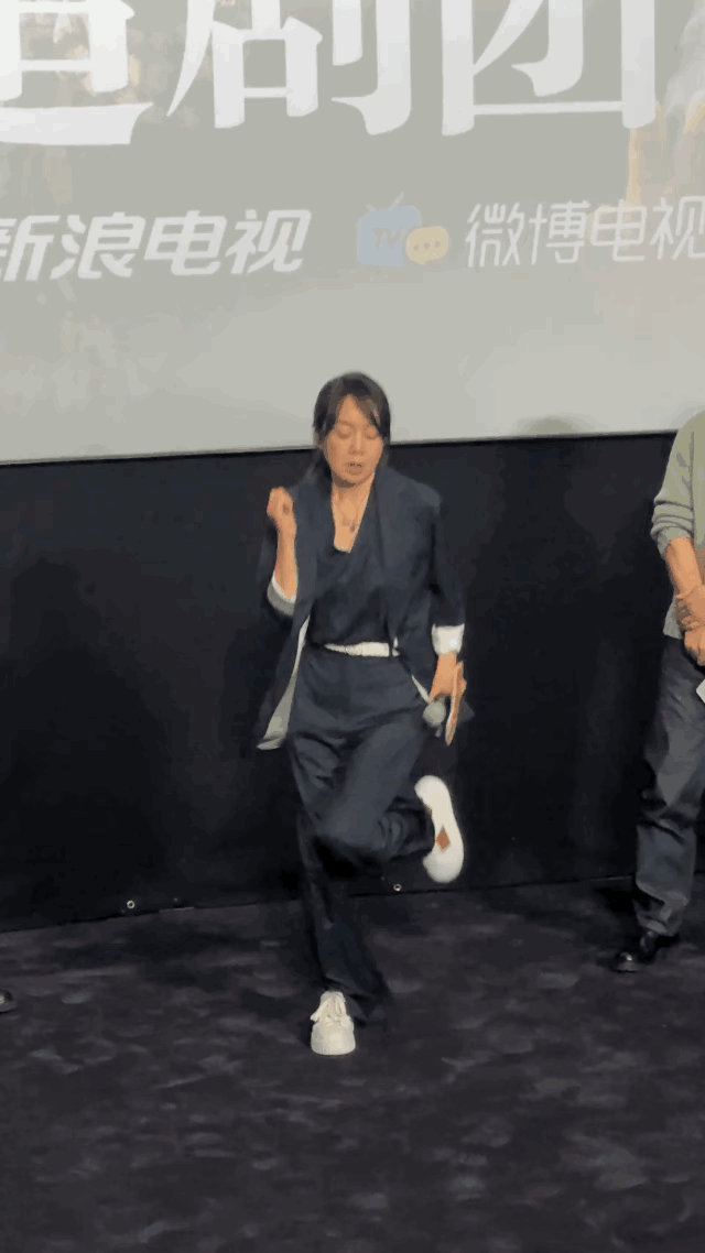 #闫妮跳的真好 蒋欣在哪里#我不允许还有人没看过闫妮版本的《苹果香》，实在是太搞