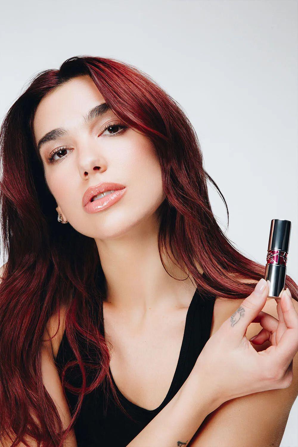最新消息指出，Dua Lipa 的 YSL Beauty 合约于2025年秋冬季