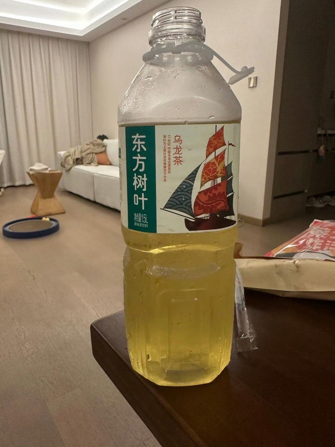 1.5L装的东方树叶多💰一大瓶，真的有人爱喝吗？我觉得挺难喝的[黑线][黑线]