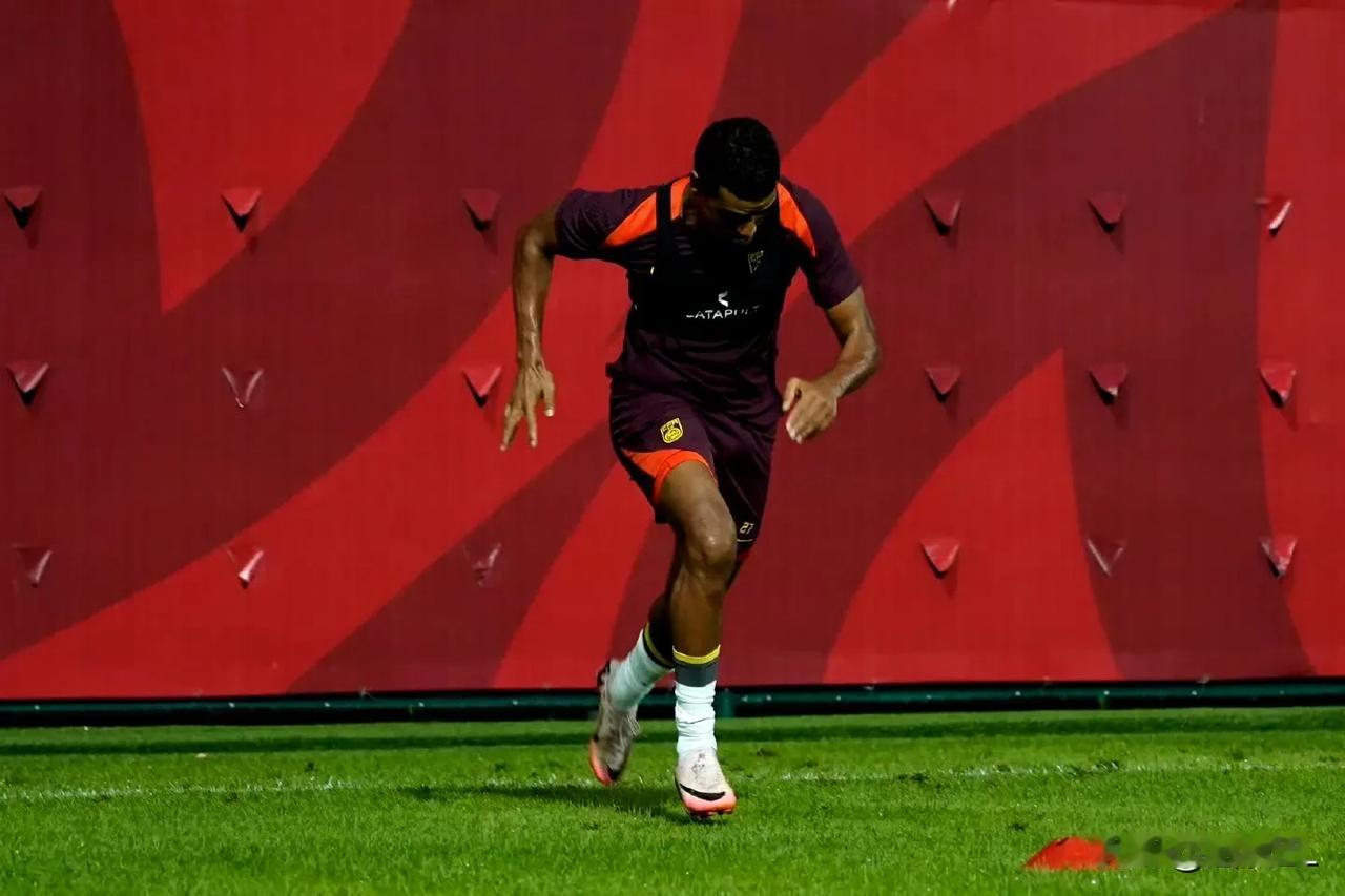 其实球迷不必太看低国足，翻看国足与小本子的对战史，两者交锋很少出现大比分，虽然中