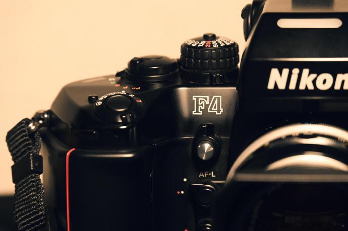 今天来谈一谈Nikon F4 1.我个人觉得这台机器属于拿到手很耐看的机器，机身