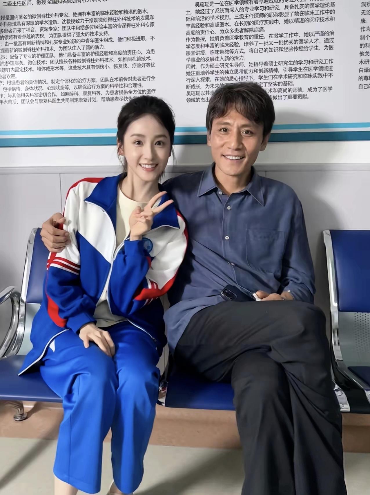 谁懂啊！当年的男神刘烨，
现在居然老成这样了！
和剧中养女同框，
完全认不出当年