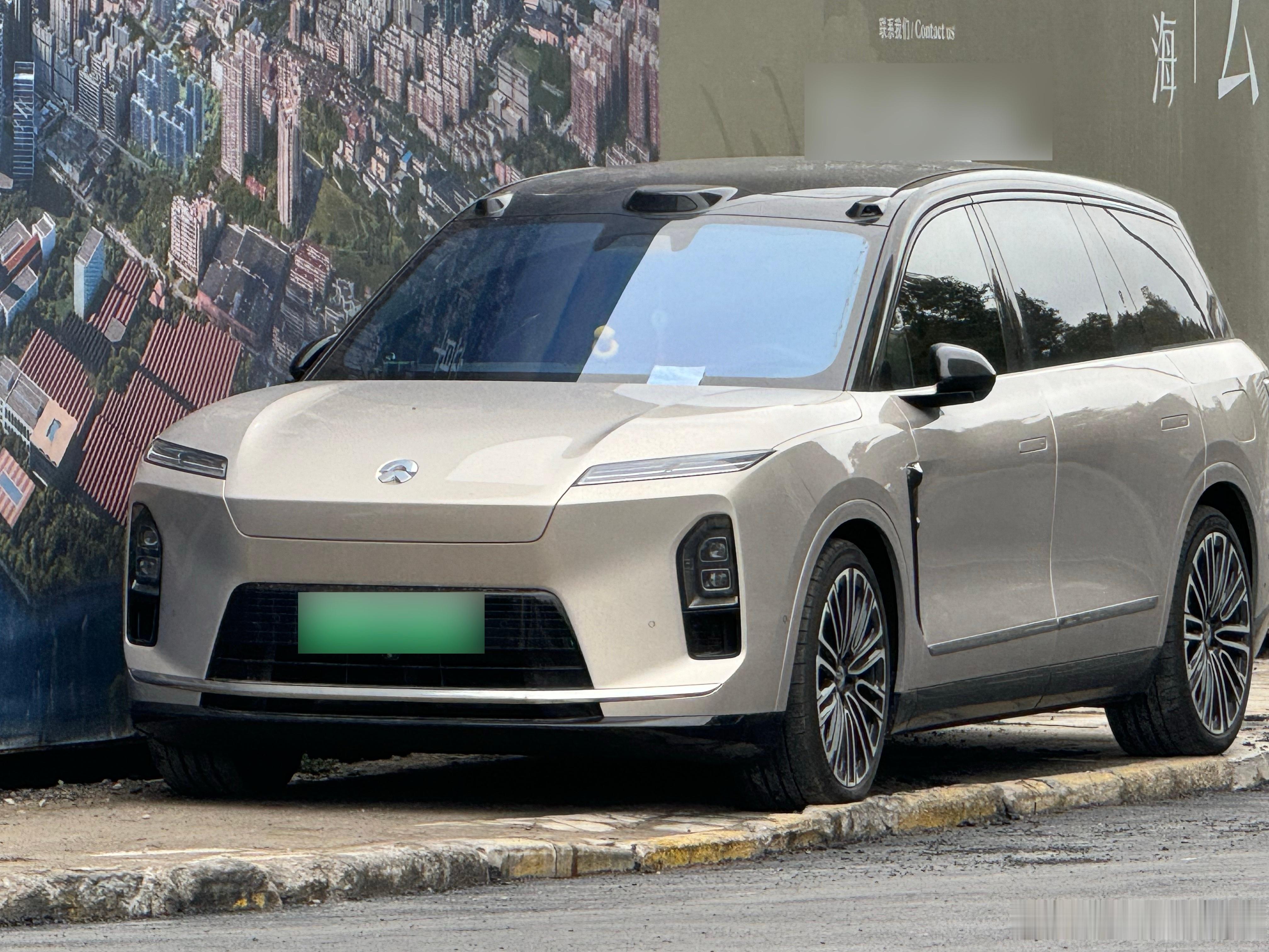 金色的全新ES8挺少见，上海一般是黑色白色多。