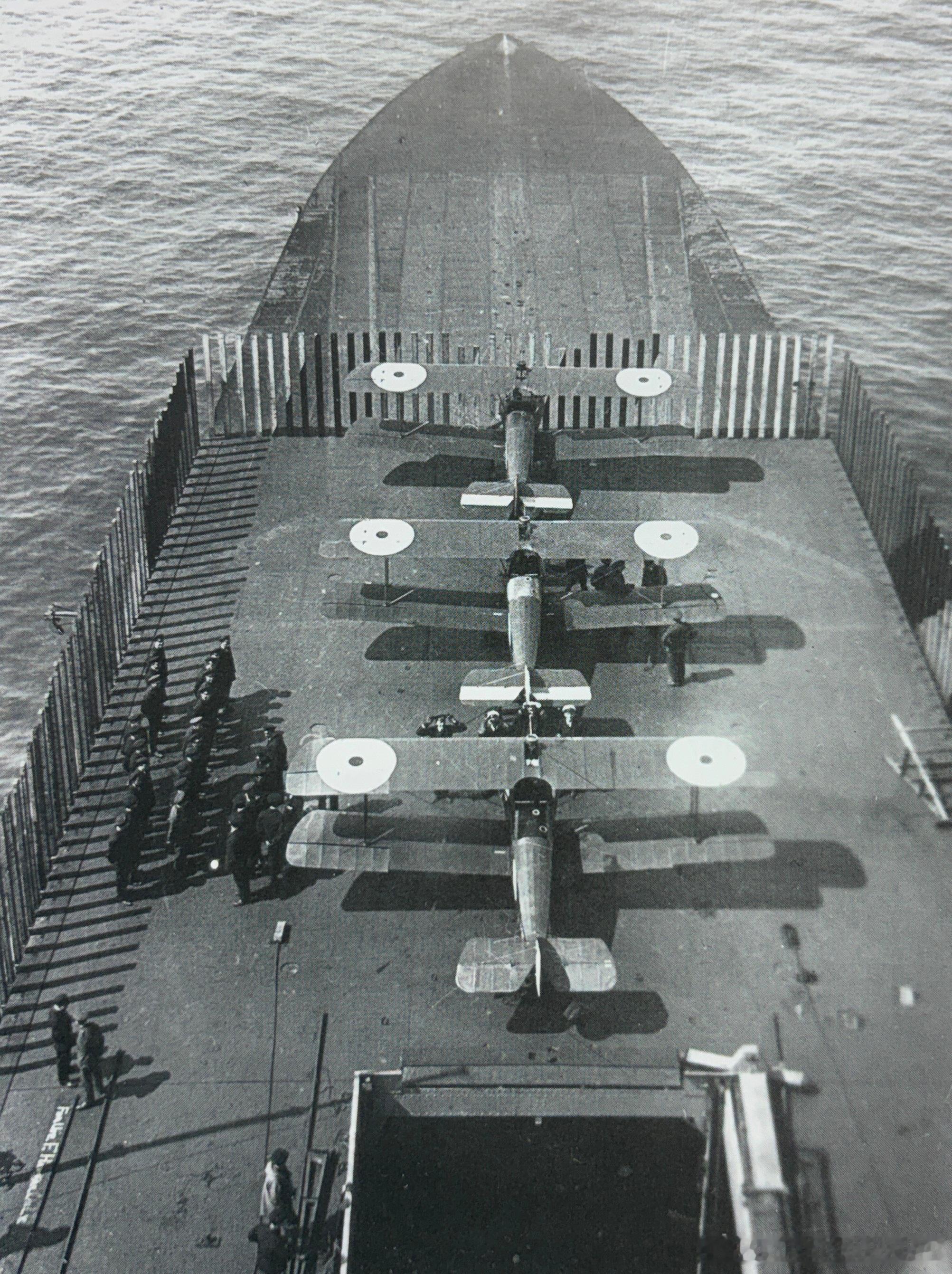 1918年的HMS Furious暴怒号。俯瞰她的前部飞行甲板，上面停满了飞机。