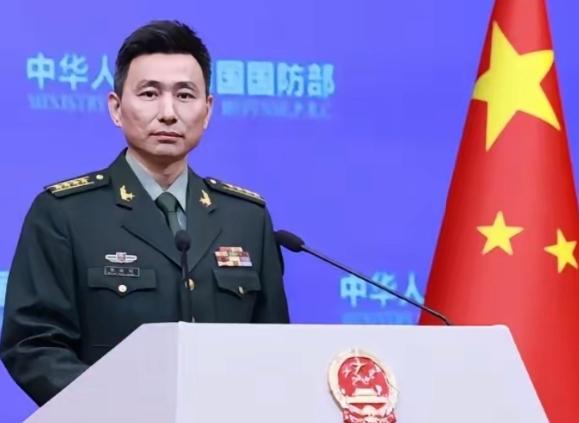 谁怂谁输！
美舰冲闯仙宾礁，没想到迎头撞上解放军“枪口”，全程被牵着鼻子走！
