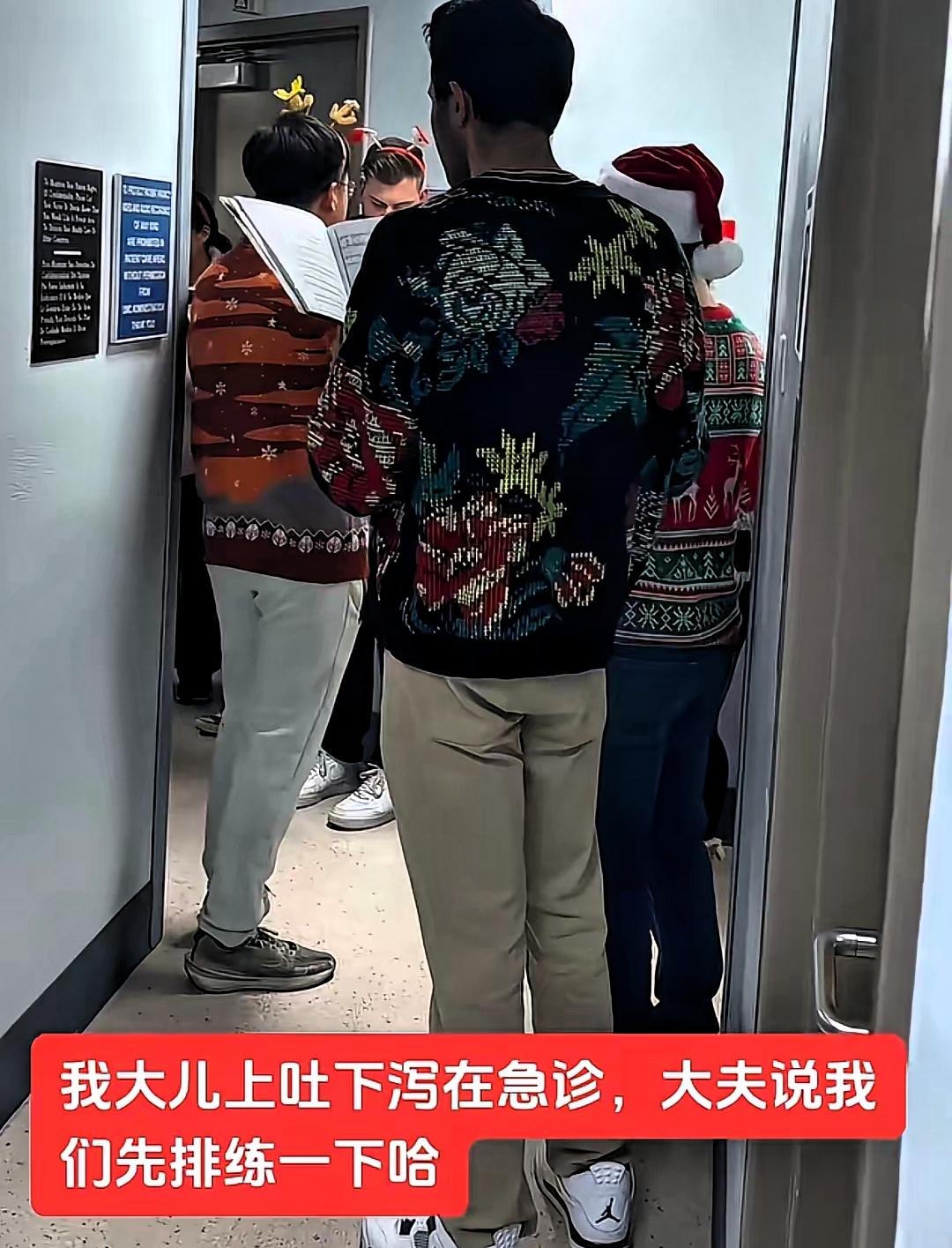 纽约的急诊室里
华裔妈妈抱着上吐下泻的孩子
急得团团转
医生护士却把他们晾在一旁