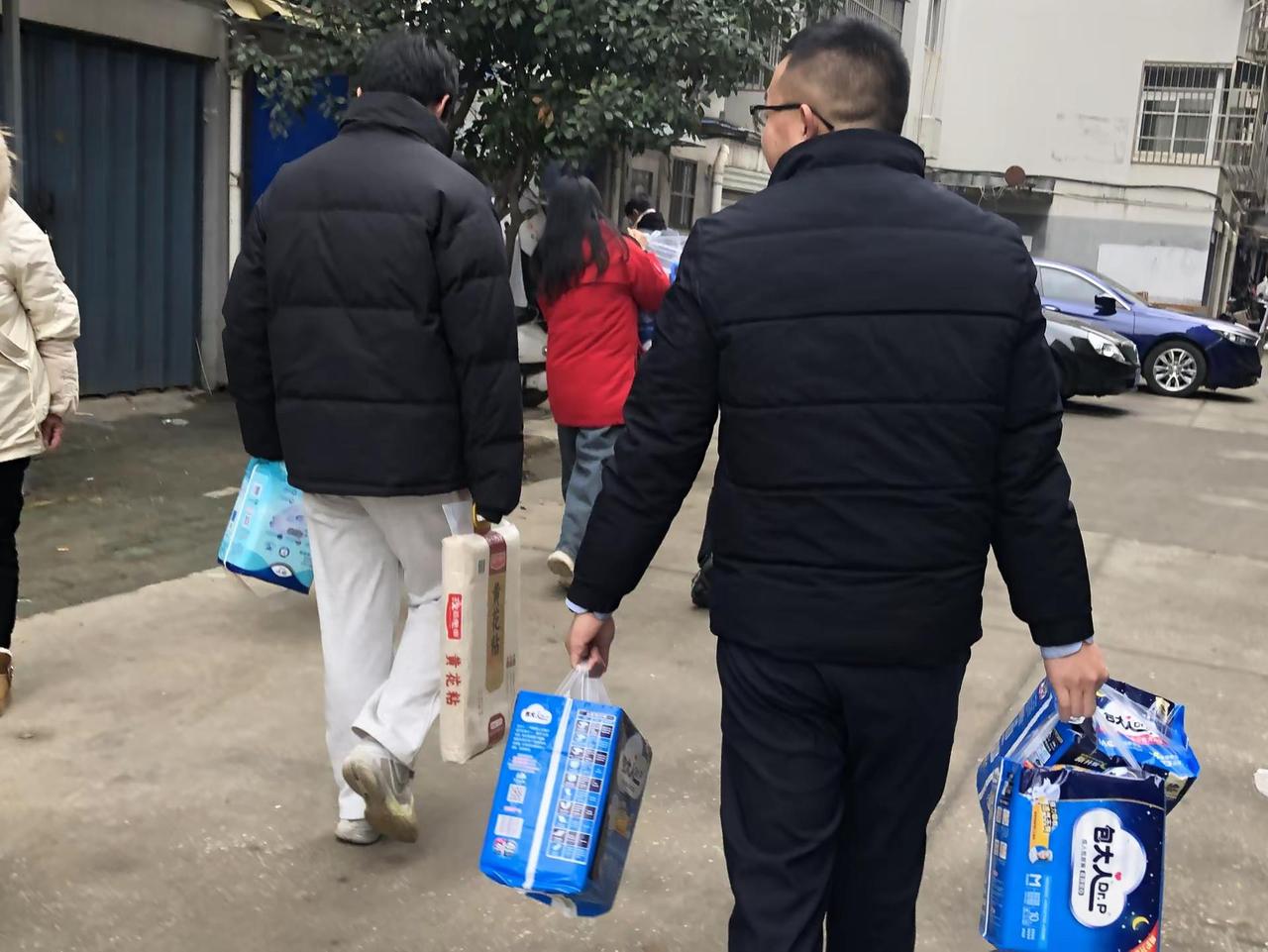 一群人一条路坚持一直走下去 公益正能量 传递温暖