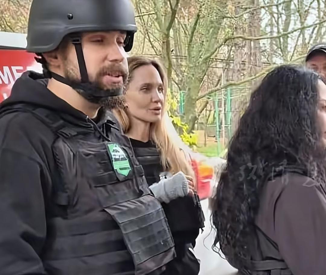 美国著名影星安吉丽娜.朱莉被抓壮丁
据美国《政治报》网站报道，11月4日，影星安