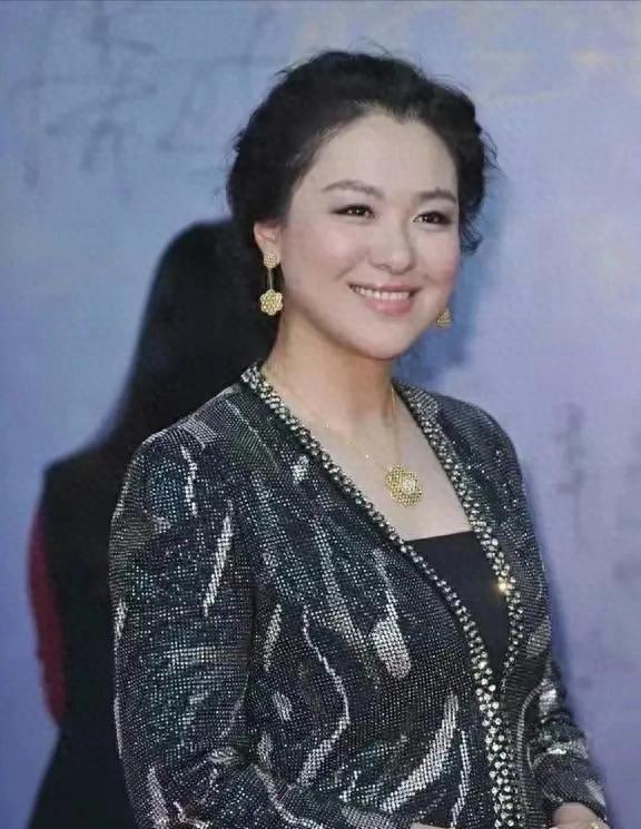 她是千年不遇的好骨相，贵气面相，年轻时倾国倾城，美得太犯规，令不少观众沉迷于其美