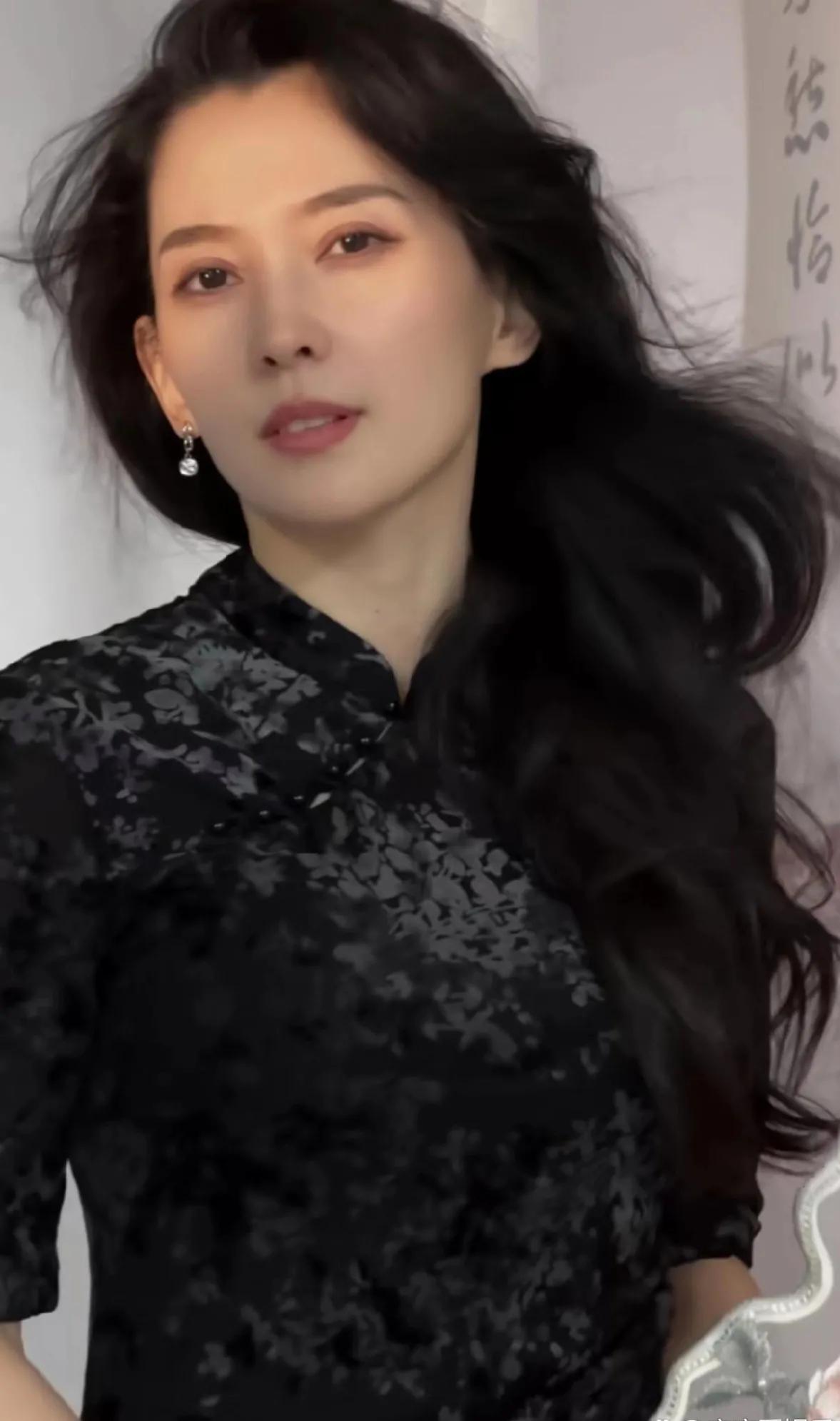 52岁汪峰新女友尽然是个90后，气质优雅，成熟稳重，有点林志玲，章子怡，三星李富