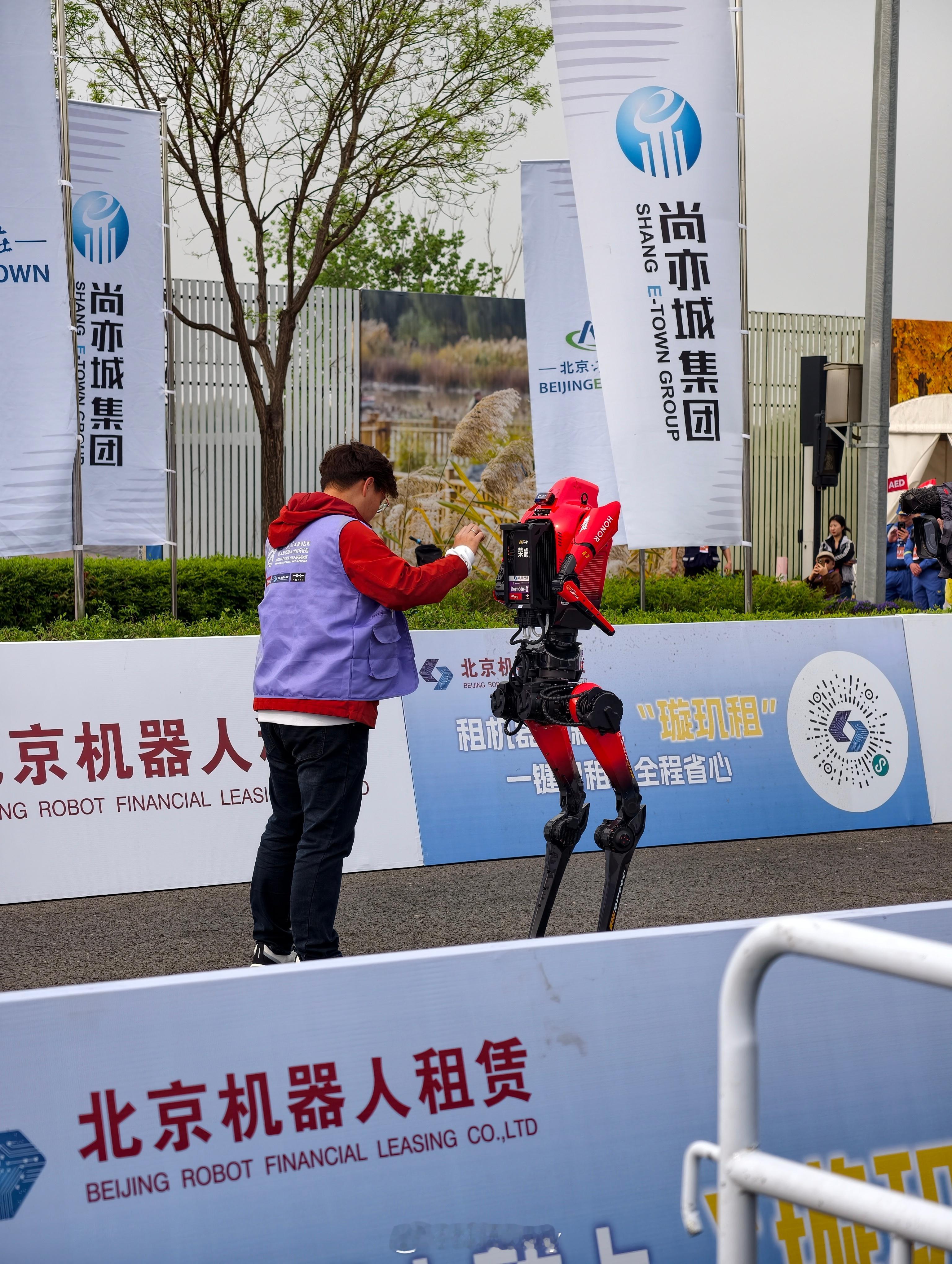第二届人形机器人半程马拉松。荣耀闪电很抢眼，见证现场冲线，第一个到的，我在终点等