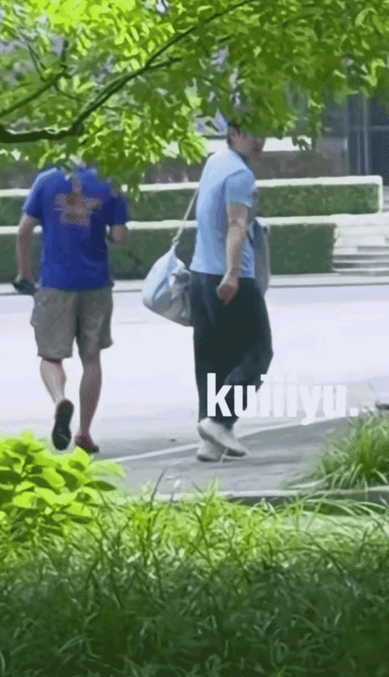 莎莎今天上训有跟拍在她身后偷拍，又被莎莎发现了，好难缠的代拍啊，都说把门洞封上了