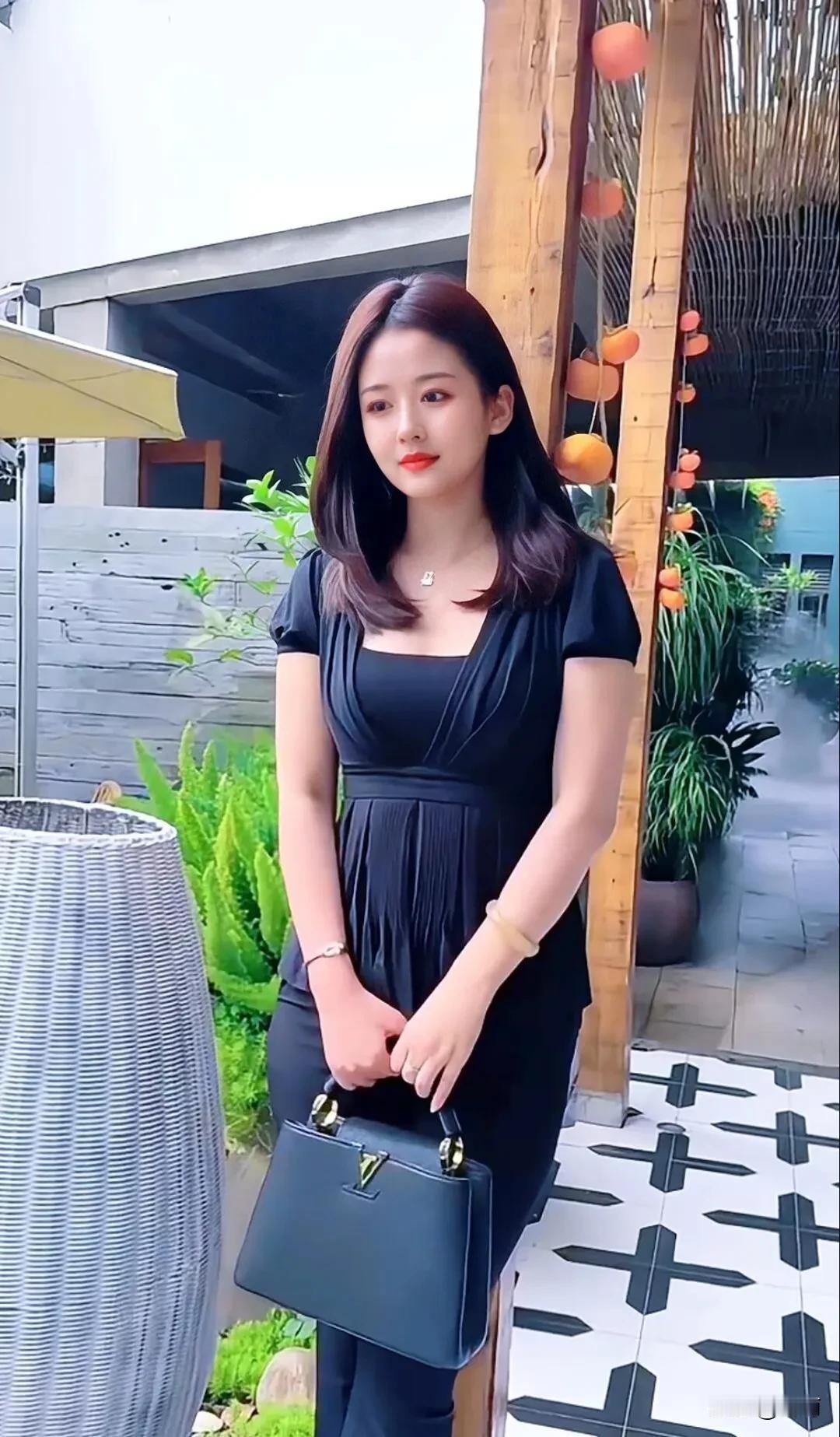 女生如何穿搭看起来时尚更有品味呢你有没有过傻呆呆的时候呀？哈哈！