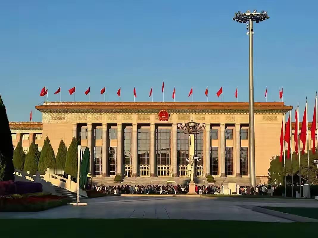 中央军委最近出了个新规定，专门管军队里那些最大的官。这个规定一共二十六条，条条都