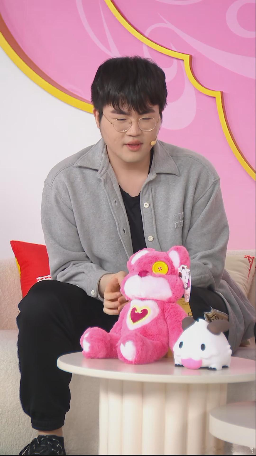 罗云熙给姿态老鼠配音  罗云熙夸姿态聪明 罗云熙简直是萌宠界的段子手，太逗了，笑