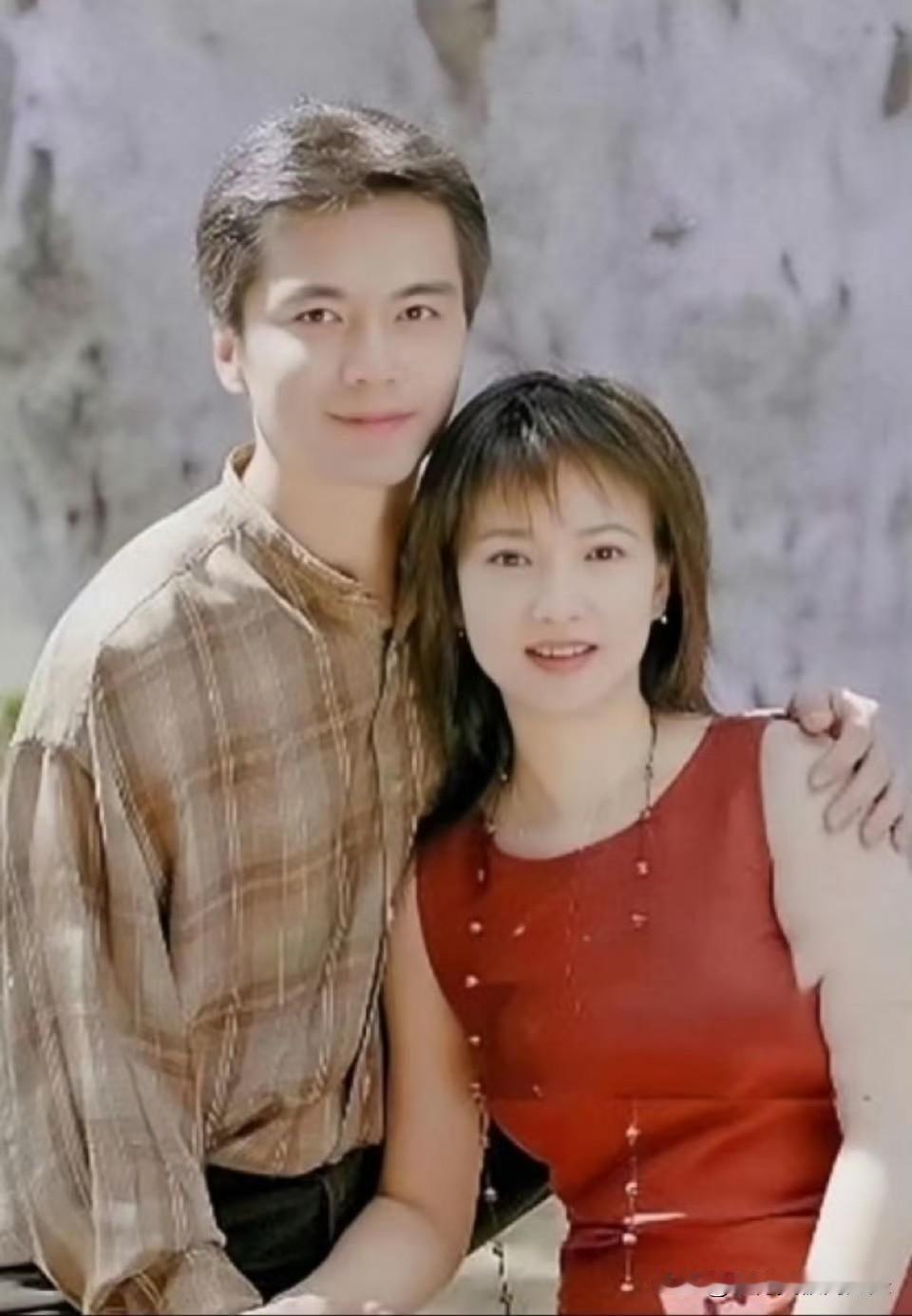 许亚军何晴当年这事我仔细看了看，看多了才发现，两人分开根本不是因为谁对谁错。
