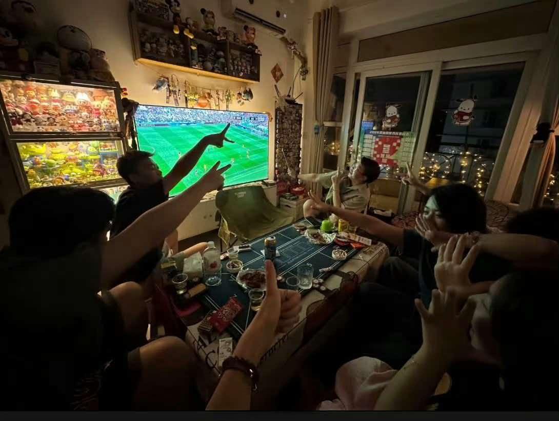美加墨世界杯激战不停，熬夜看球总怕啤酒变温、烧烤放凉，扫了大半观赛兴致。狗东外卖