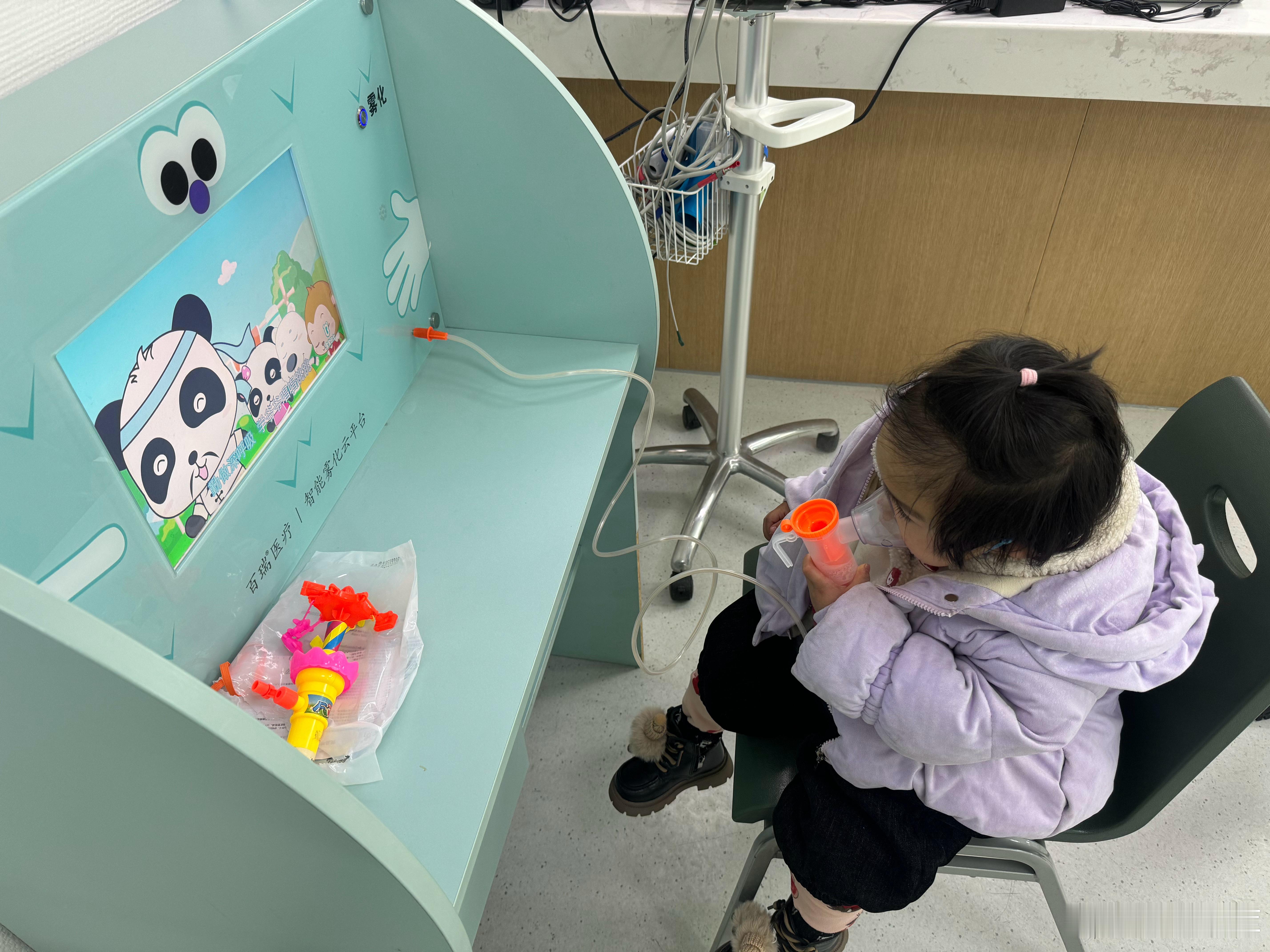 现在给小朋友做雾化都可以看电视了 真的太友好了吧 哈哈哈 