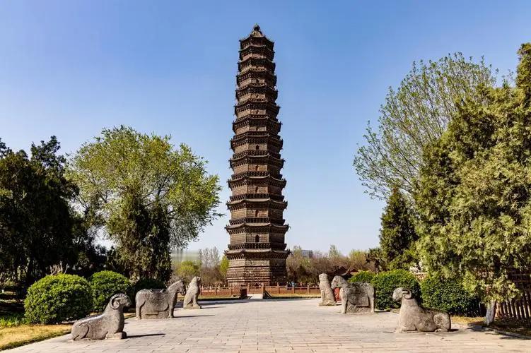 开封铁塔：里面最有名的就是这个塔，这座塔是中国现存琉璃塔中最高大的一座，我们可以