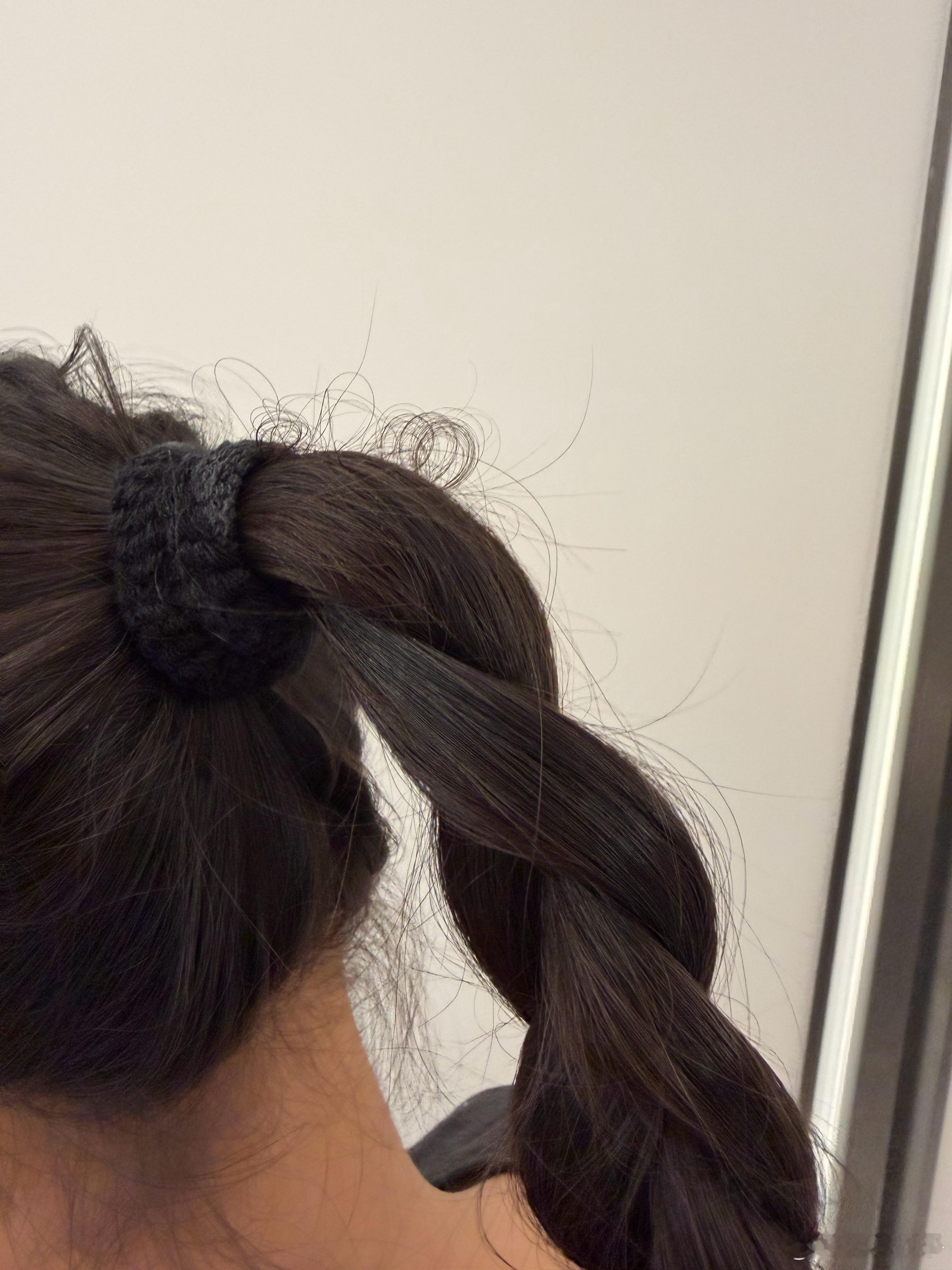 今天老婆加班监考，我带娃，女儿让我帮她帮个麻花辫子，这么光荣的任务我也不会啊，不