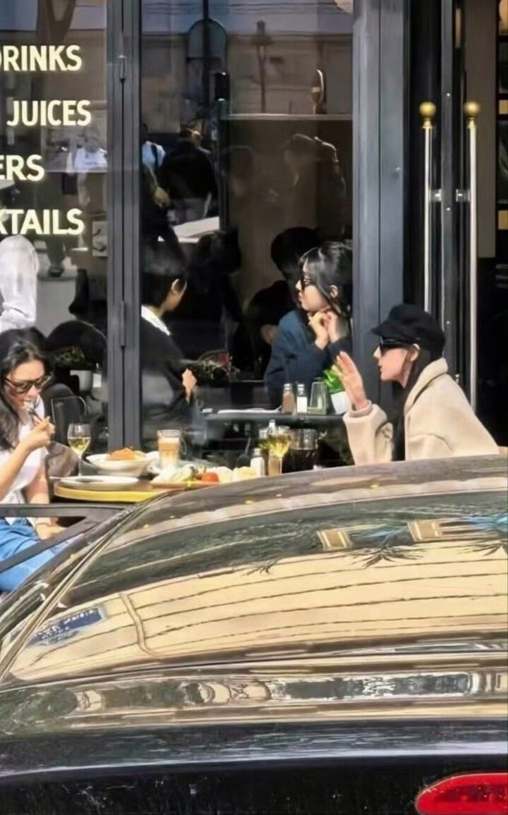迪丽热巴张馨予巴黎街头聚餐热巴和张馨予完美诠释了一个像夏天一个像秋天[笑cry]