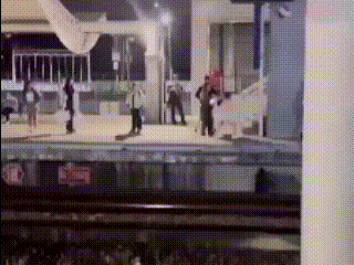 台湾省的火车站站台上，一名年轻女子与男友发生了争执。女子情绪异常激动，一边推搡，