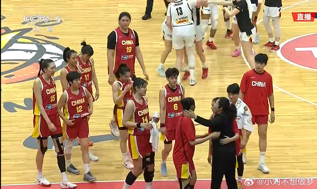 郑薇拥抱中国女篮队员 赛后，场边解说席的前中国女篮主帅郑薇拥抱了她昔日的弟子们。