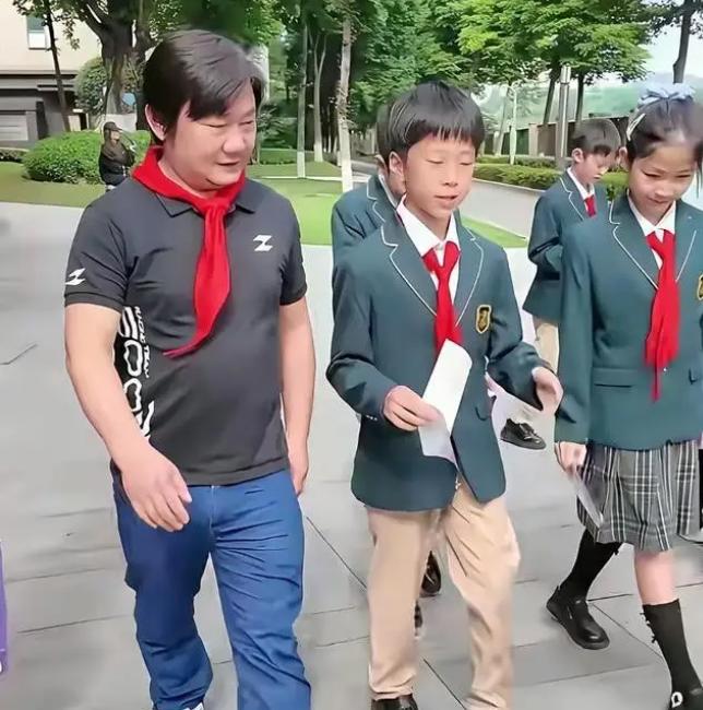 下图是张雪和儿子在贵族学校散步的现场，很多人说什么张雪初中没毕业也能当CEO，身