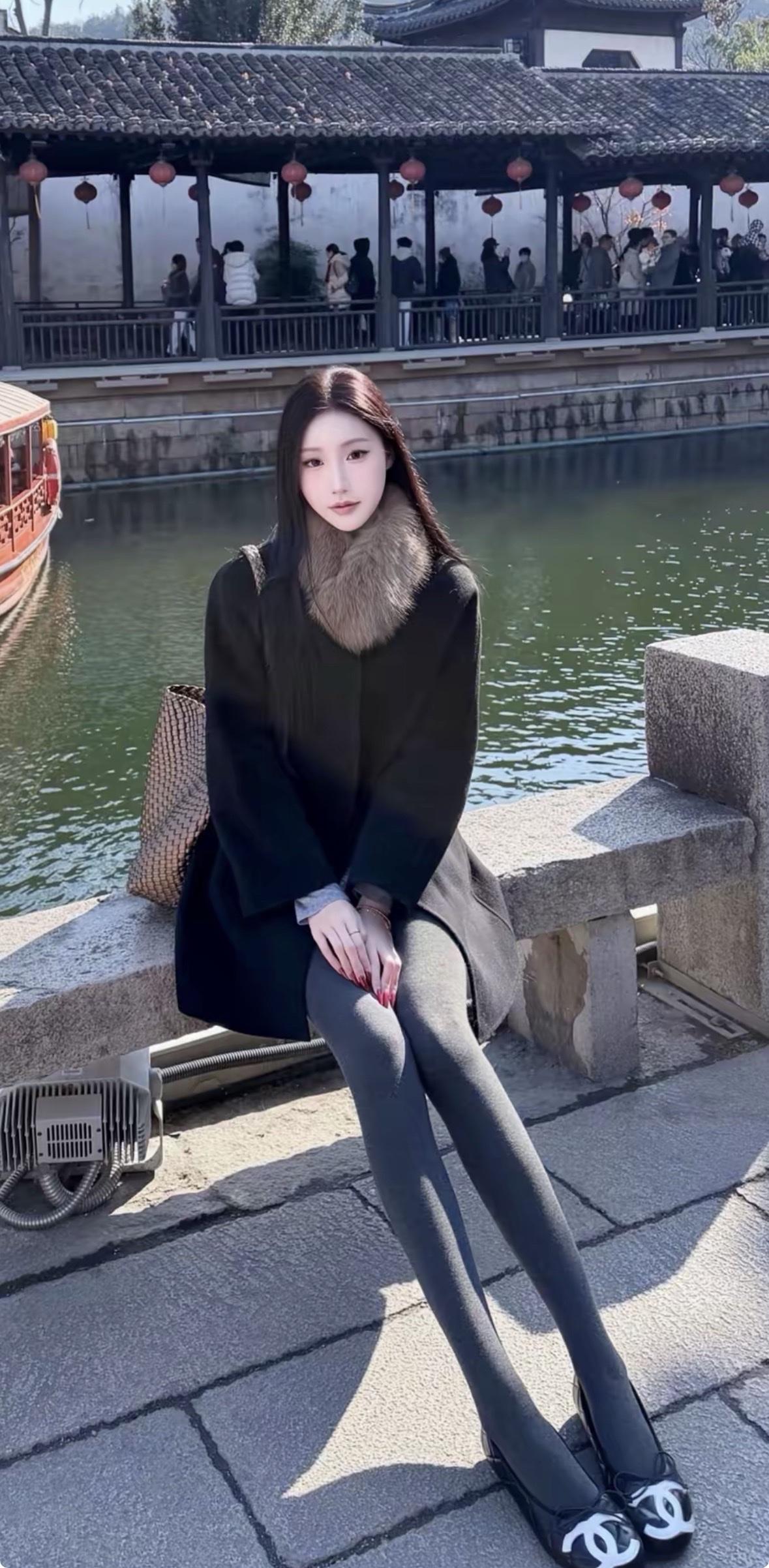 冬日暖阳下的古典韵味，黑大衣与红唇的完美搭配，尽显优雅气质。