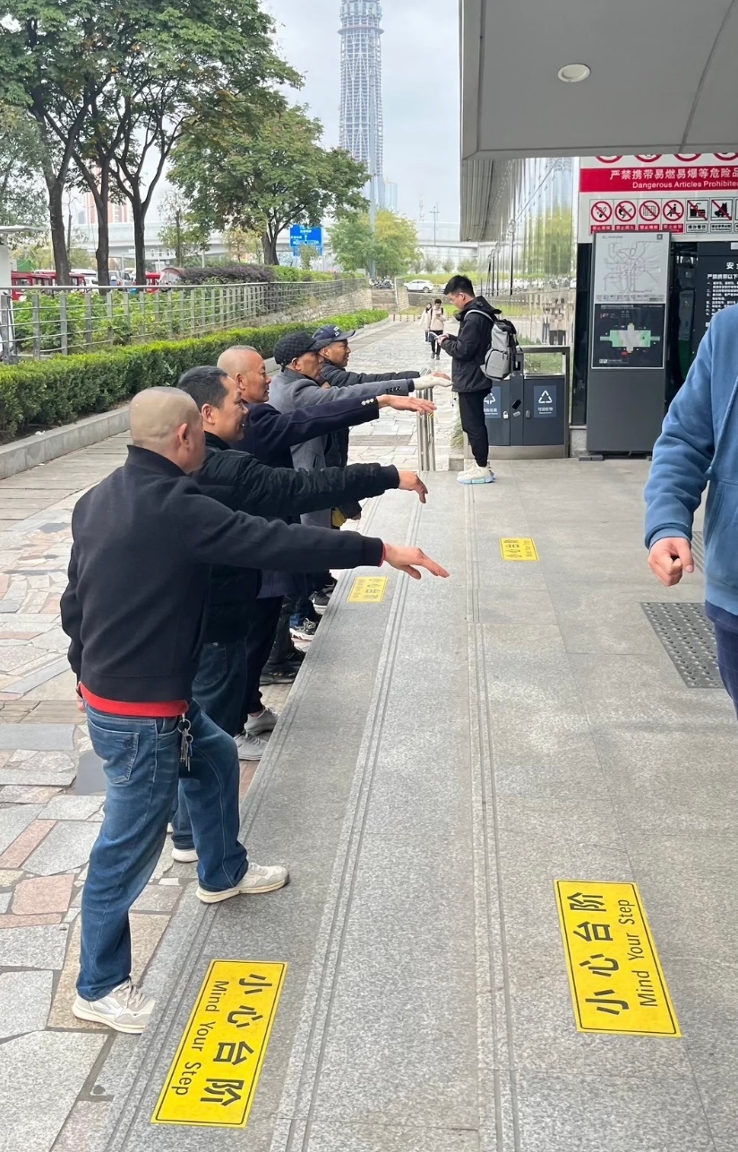 车站外站得整整齐齐拉客的司机师傅太有秩序了吧 ​​​