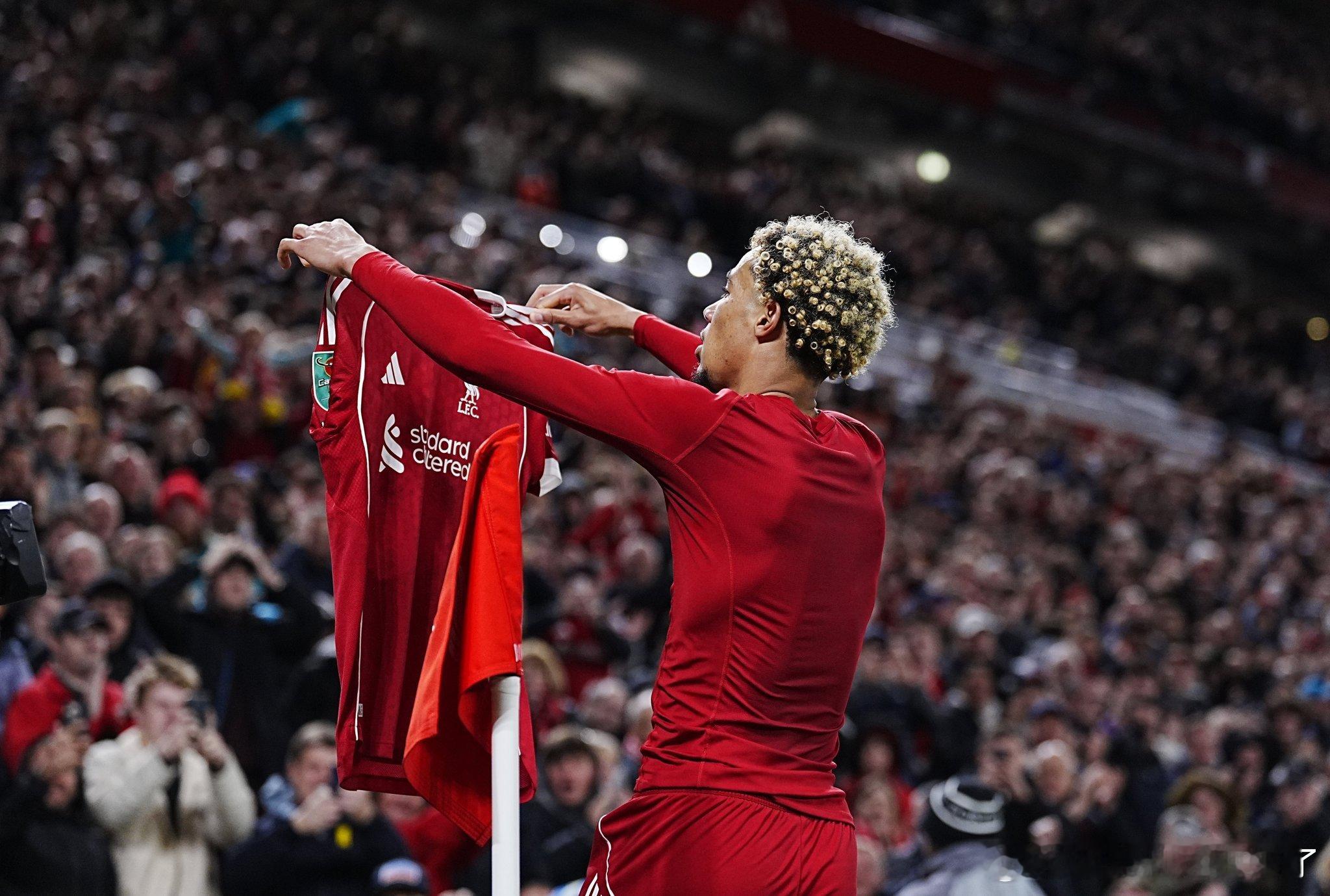 斯洛特对阵维拉仅用埃基蒂克首发· 🇸🇪 伊萨克：1.3亿英镑 · 🇩🇪 