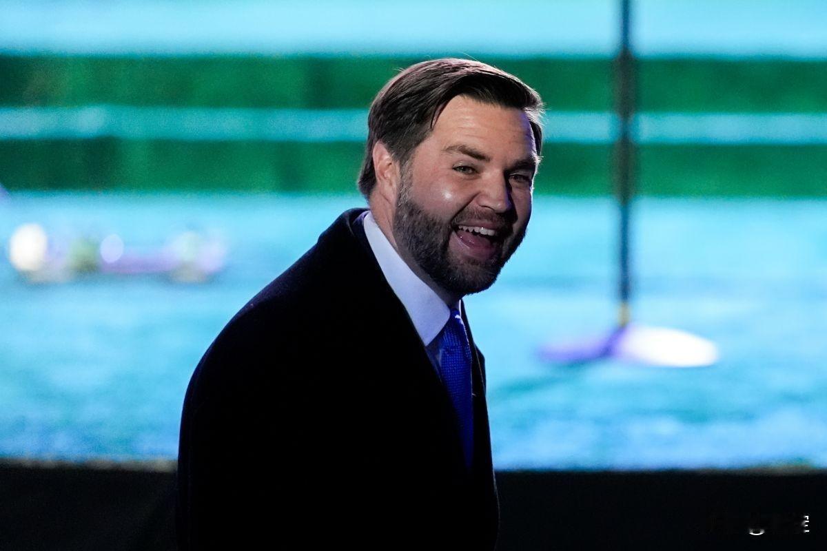 摊牌了！美国副总统万斯21日表示，特朗普总统的政府将照顾美国老年人置于对乌克兰的