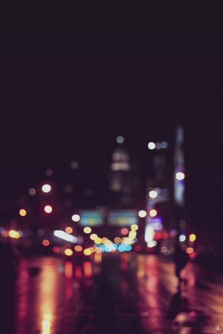夜来了。城市被什么点亮了，继而又熄灭了，我所能想象到的触摸到的眺望到的世界，都显