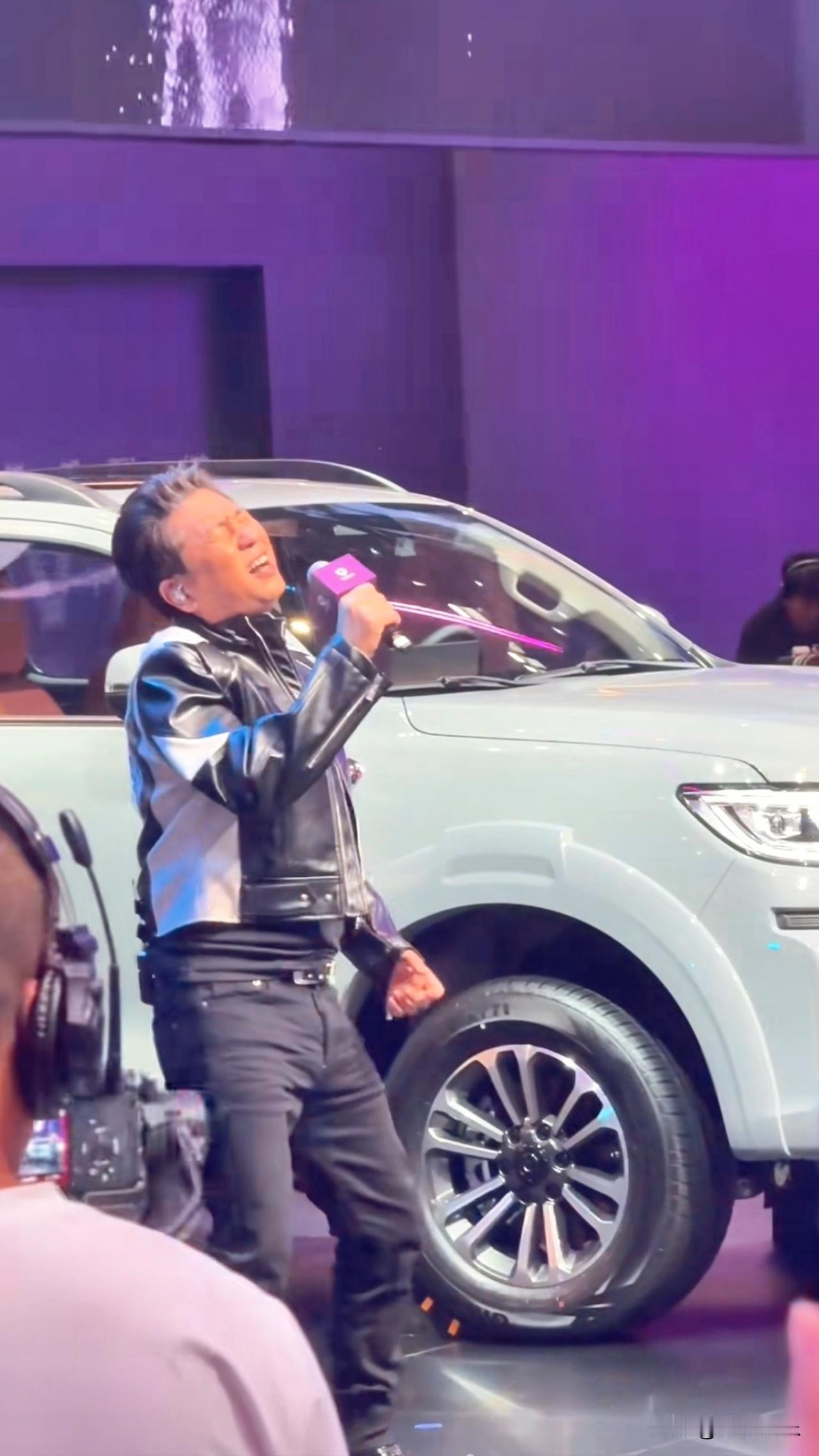 太卖力了吧！
沙宝亮车站献唱，人气直接拉升🆙，这演唱会门票都省了。那就车企这么